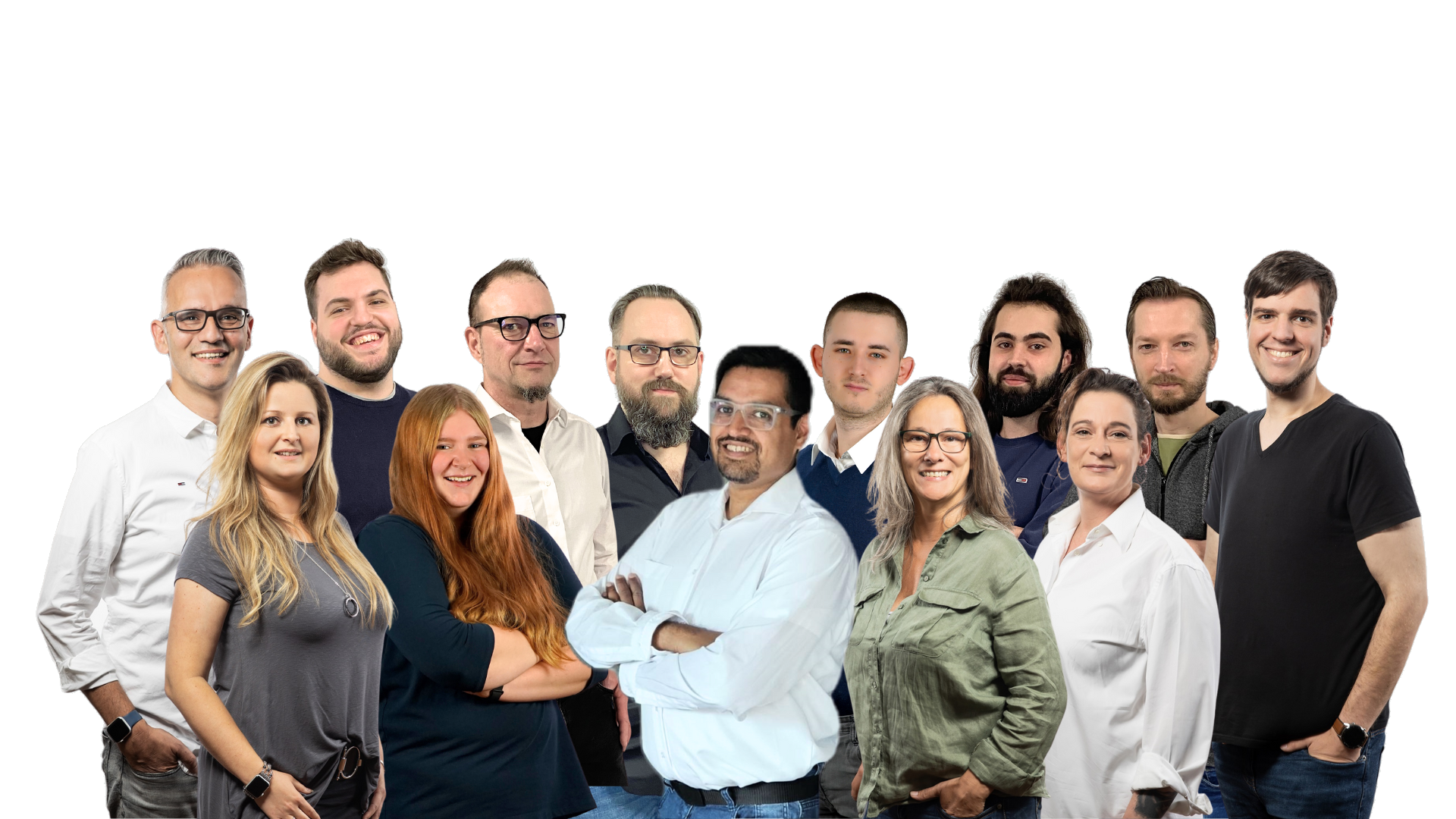 Gruppenfoto von zwölf Teammitgliedern vor weißem Hintergrund