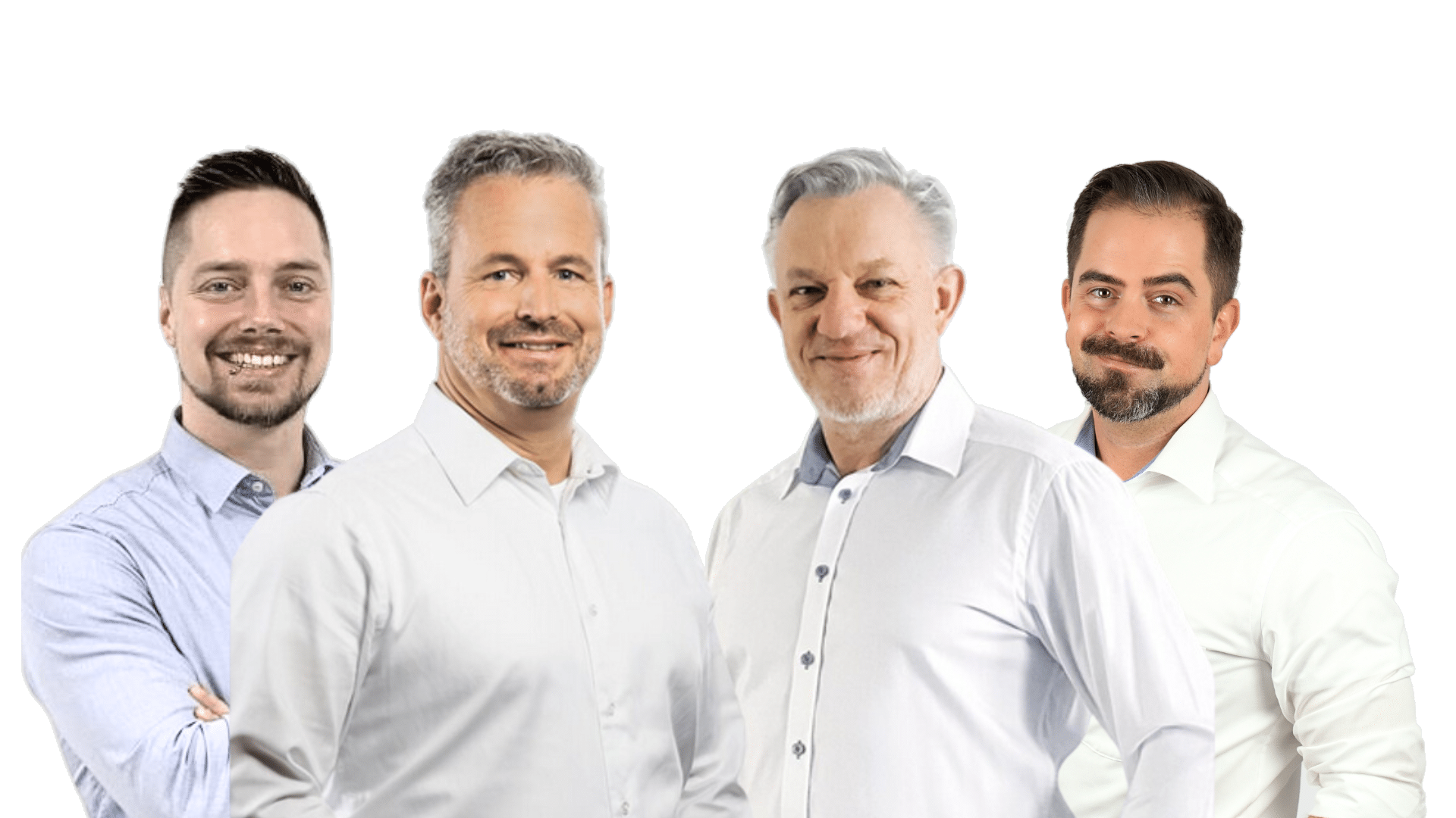 Vier Männer in hellen Hemden vor weißem Hintergrund, als Teamfoto dargestellt