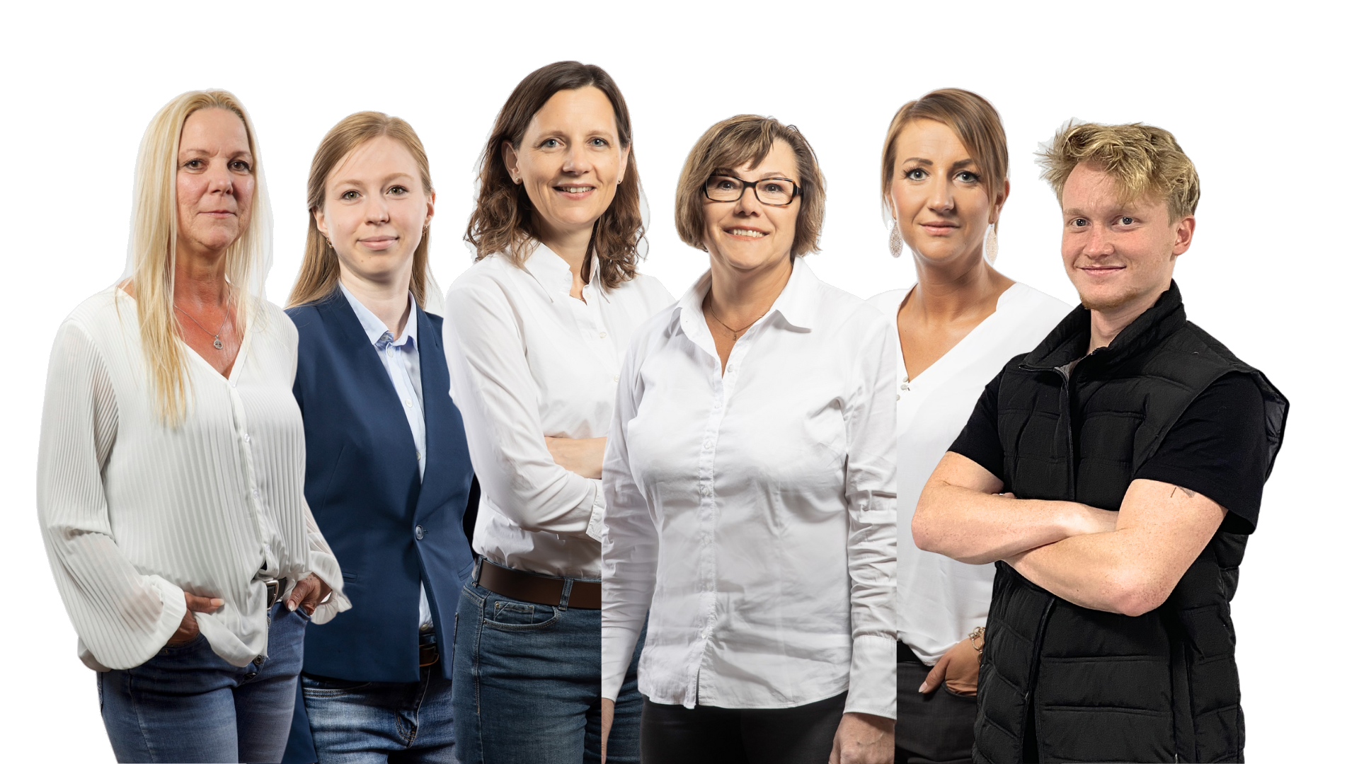 Sechs Personen stehen vor weißem Hintergrund, teils mit verschränkten Armen